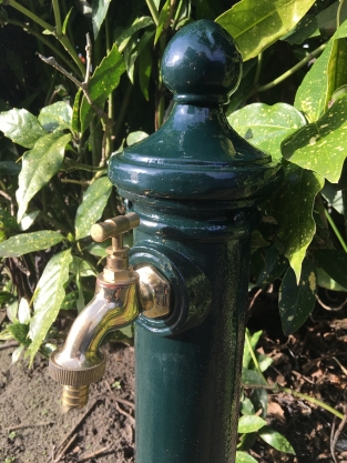 1 kraan als een staande fontein, aluminium groen incl. messing kraan, Laatste!